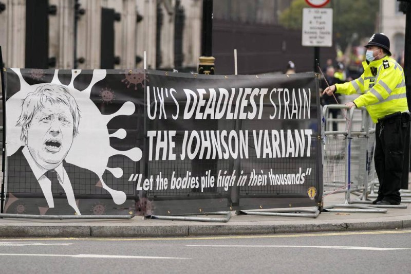 



شرطي بريطاني قرب لافتة لمناهضي اللقاحات تندد بـ «متحورة جونسون»! (وكالات)
