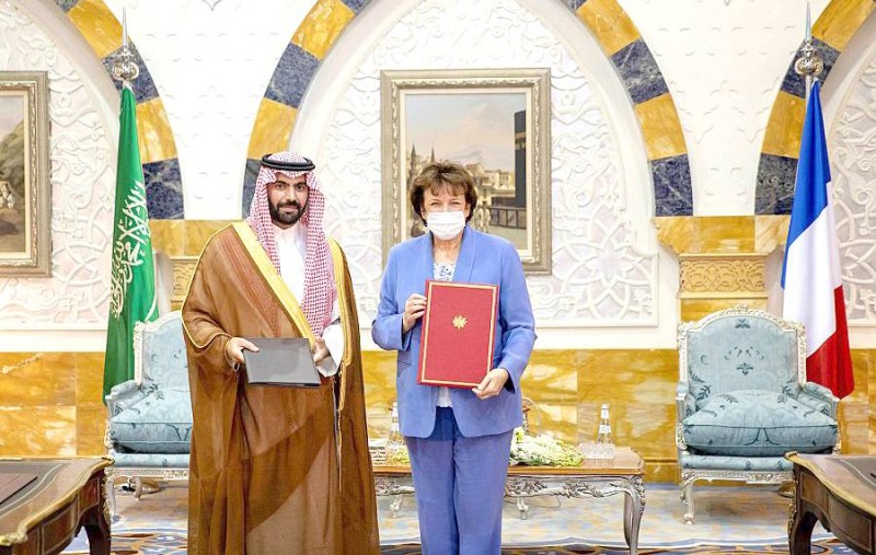 



الأمير بدر بن فرحان وروزلين باشلو بعد توقيع مذكرة تعزيز التعاون بين البلدين. (واس)