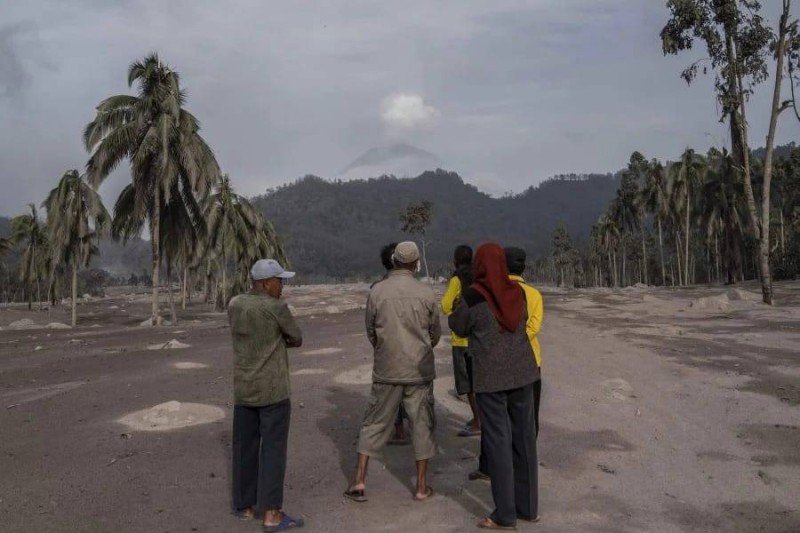 إندونيسيون عقب بركان «سيميرو».