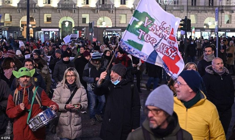 



محتجون في تورين بإيطاليا لم يعبأوا بالبرد. (وكالات)