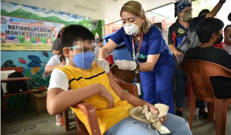 



تطعيم طفل في ملعب مدرسته بالعاصمة الفلبينية مانيلا. (وكالات)