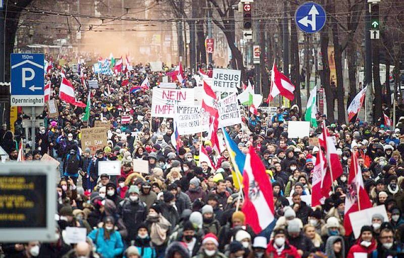 مظاهرات المحتجين على الإجراءات الوقائية في فيينا أمس الأول. (وكالات)
