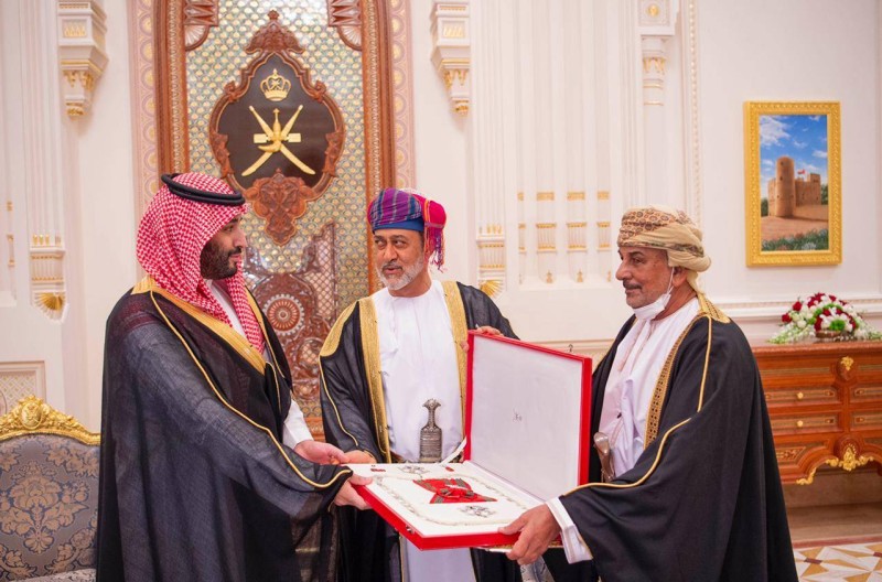السلطان هيثم بن طارق يمنح ولي العهد الأمير محمد بن سلمان وسام عمان المدني من الدرجة الأولى (واس)