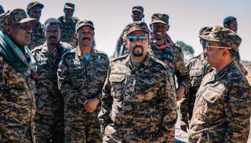  رئيس الورزاء الإثيوبي بين مجموعة من العسكريين