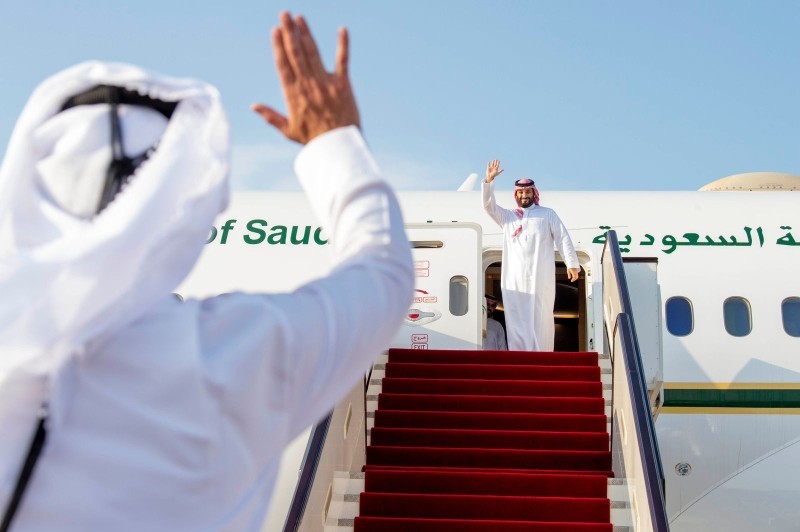 أمير قطر مودعا ولي العهد لحظة صعوده إلى الطائرة في ختام الزيارة (واس)