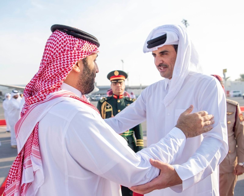 أمير قطر محتفيا بالأمير محمد بن سلمان قبل لحظات من مغادرته (واس)