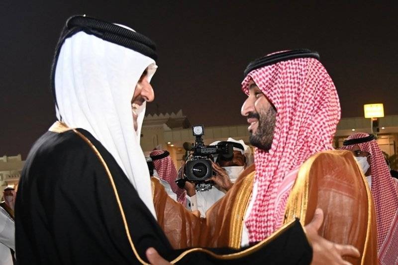 أمير قطر محتفيا بالأمير محمد بن سلمان لحظة وصوله إلى الدوحة