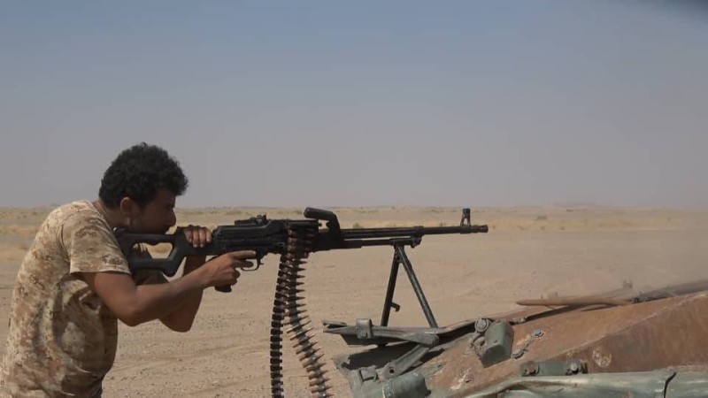عنصر من الجيش اليمني أثناء المعارك مع الحوثي.