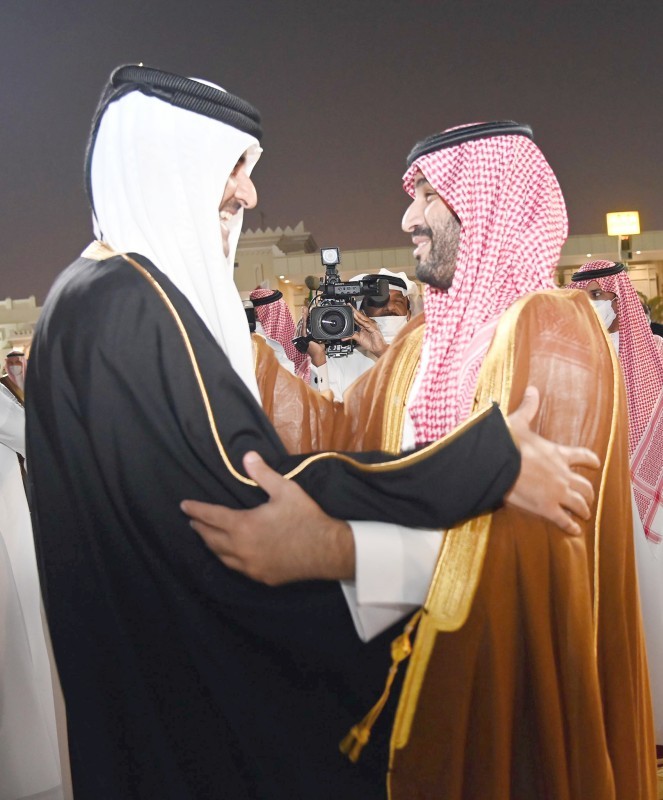 



ولي العهد مصافحا الشيخ تميم بن حمد لدى مغادرته قطر أمس.