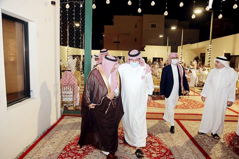 الأمير تركي بن طلال مقدما التهاني لوالد العروس.