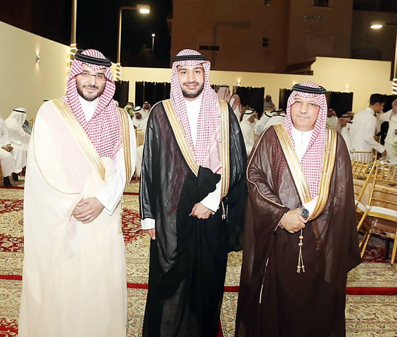 الأمير سعود بن عبدالعزيز، والعريس، ووالد العروس.