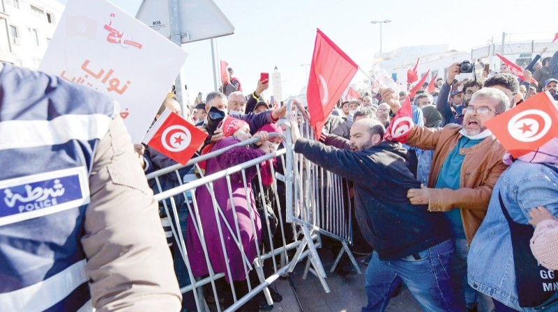 



عناصر حركة النهضة «الإخوانية» يثيرون الفوضى في تونس.