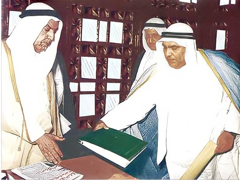 



الشيخ عبدالله السالم يتسلم دستور الكويت من رئيس المجلس التأسيسي عبداللطيف محمد ثنيان الغانم.