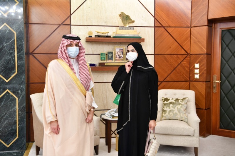 الأمير سعود بن نايف خلال استقباله العداءة ريم عجاج.