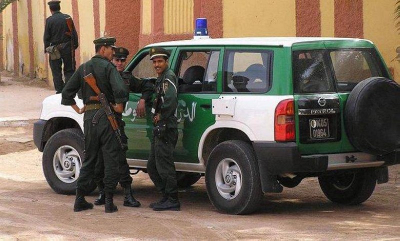 عناصر من الأمن الجزائري أثناء تفكيك خلية إخوانية.