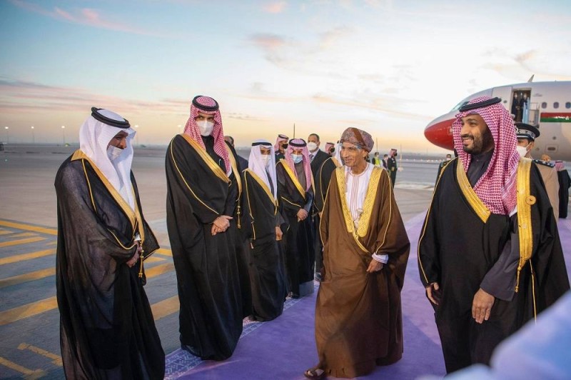 ولي العهد الأمير محمد بن سلمان في مقدمة مستقبلي نائب رئيس الوزراء في سلطنة عمان فهد بن محمود آل سعيد (واس)