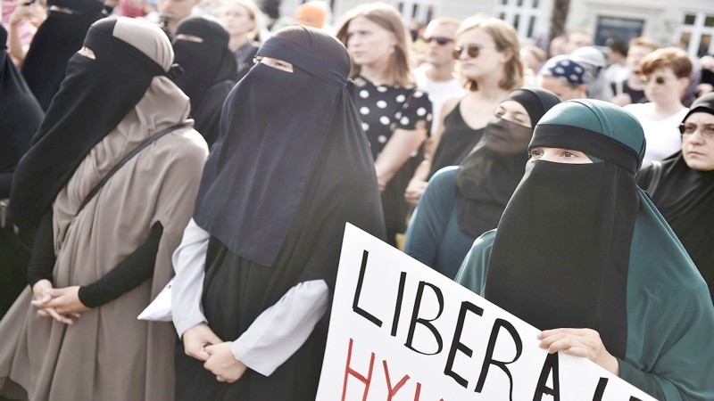 



نساء إخوانيات يتظاهرن في أوروبا.