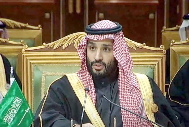 



الأمير محمد بن سلمان ملقيا كلمته في افتتاح أعمال القمة الخليجية بالرياض.