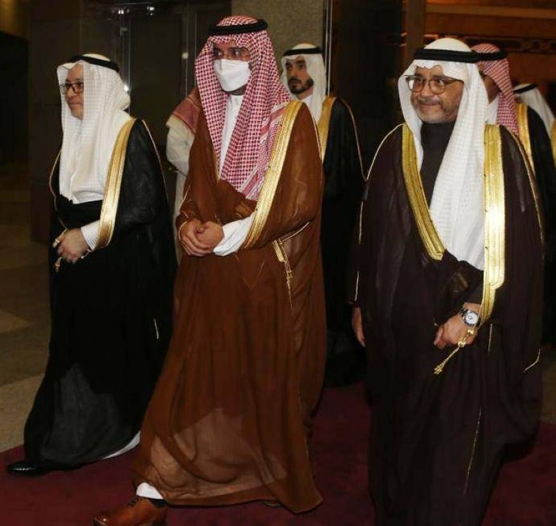 الأمير سعود بن جلوي متوسطا زكي حسنين ويحيى خوجة.