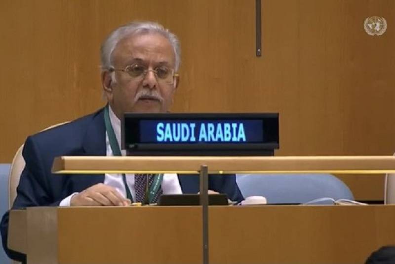 السفير المعلمي ملقيا بيان السعودية أمام الجمعية العامة للأمم المتحدة