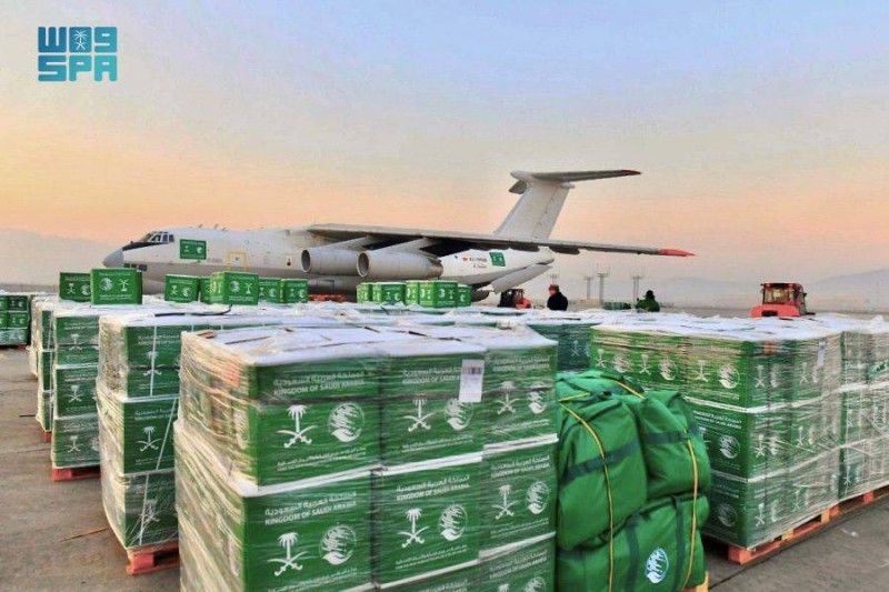 المواد الغذائية والإيوائية الإغاثية ضمن الجسر الجوي السعودي لدعم الشعب الأفغاني (واس)