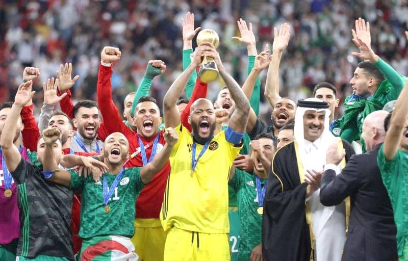 



أمير قطر الشيخ تميم بن حمد آل ثاني يتوج منتخب الجزائر بطلاً لكأس العرب. (تصوير مواقع التواصل)