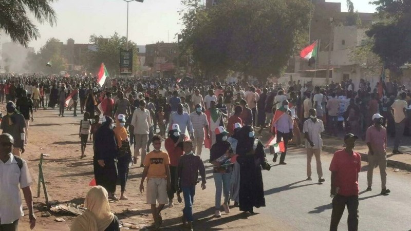 سودانيون يتظاهرون في الخرطوم.