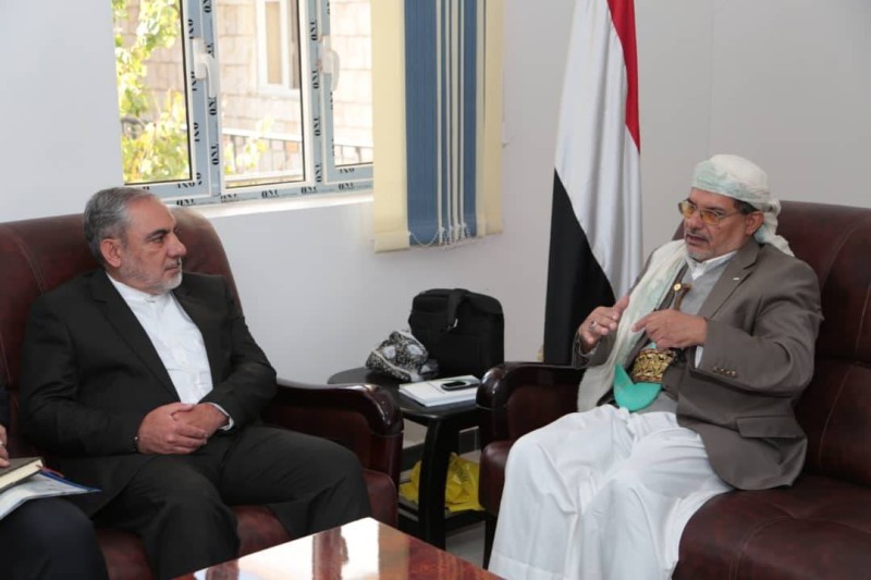 شقيق زعيم المليشيا الحوثية يحيى بدر الدين الحوثي مع إيرلو قبل أيام من مفراره من صنعاء.