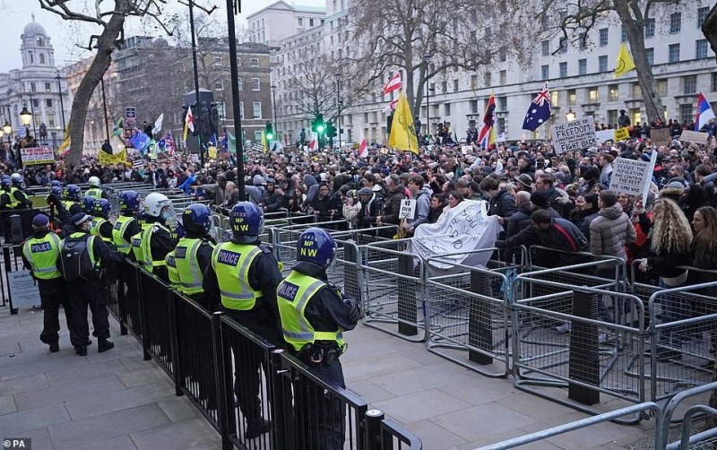 



شرطة لندن تراقب آلاف المحتجين على التدابير الاحترازية أمس. (وكالات)