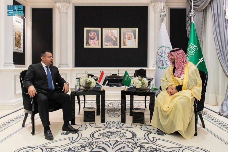 نائب وزير الدفاع السعودي الأمير خالد بن سلمان ملتقيا رئيس الوزراء اليمني معين عبدالملك (واس)