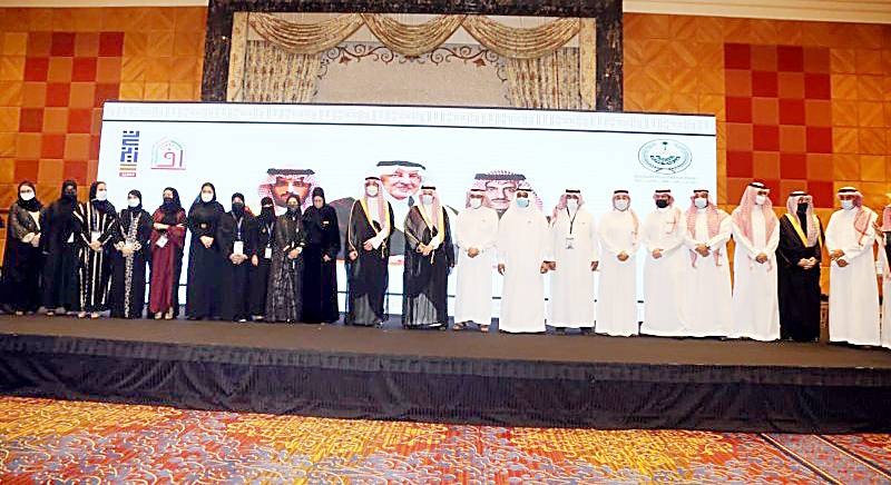 



الأمير سعود بن جلوي متوسطا المكرمين في الحفل.(تصوير: مديني عسيري)