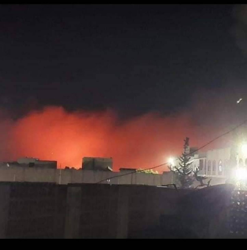 النيران تشتعل من داخل السجن المركزي في صنعاء.