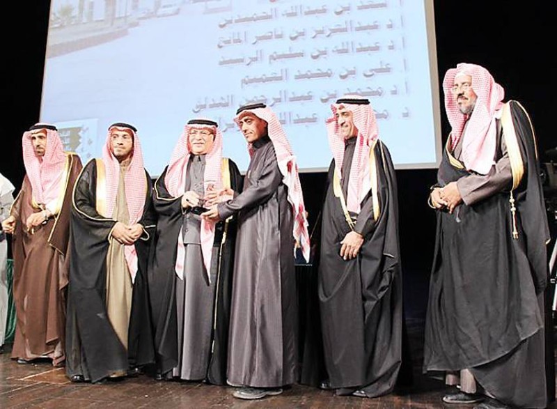 



وزير الثقافة والإعلام سابقا عبدالعزيز خوجة مكرما الدكتور عبدالله بن سليم في إحدى المناسبات الثقافية.