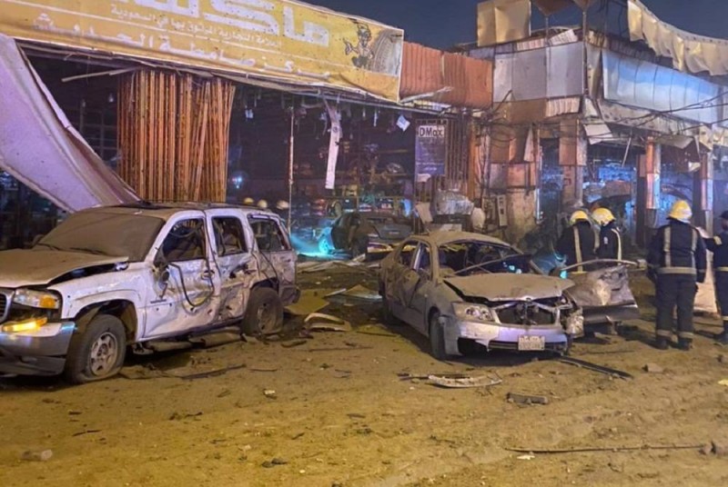 أضرار في مركبات مدنيين وأعيان مدنية جراء الاستهداف الحوثي (واس)