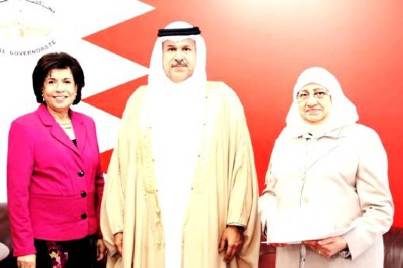 



محافظ العاصمة السابق الشيخ هشام بن عبدالرحمن آل خليفة يتوسط الجشي وعمتها السفيرة بهية الجشي.