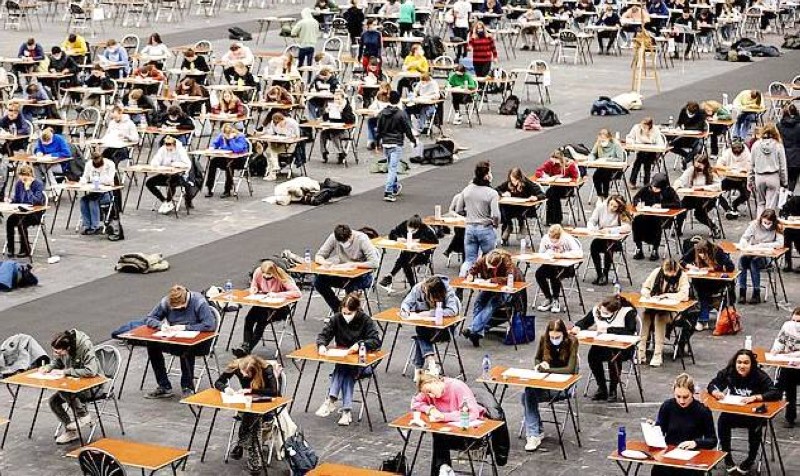 



طلاب الجامعة الحرة في أمستردام يؤدون اختباراتهم متباعدين. (وكالات)