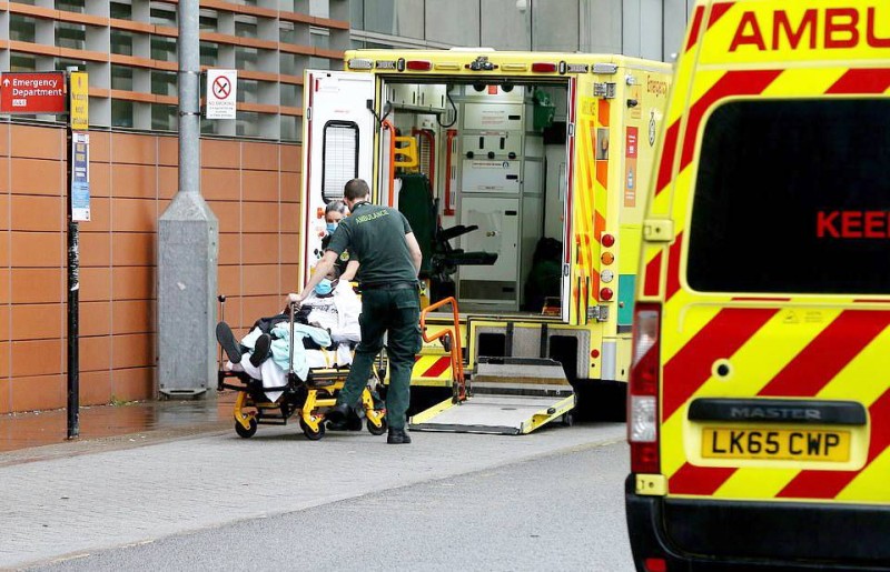 



سيارة إسعاف تنقل مصاباً إلى مستشفى لندن الملكي. (وكالات)