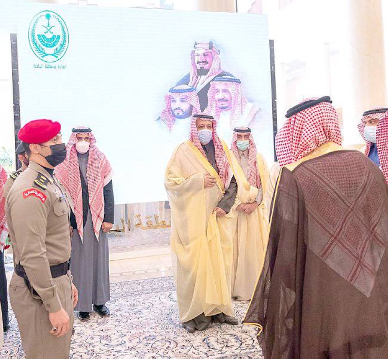 



الأمير الدكتور حسام بن سعود مستقبلا المعزين.(عكاظ)
