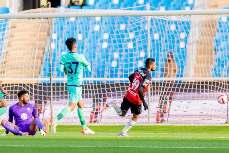 اللاعب أحمد الزين لحظة تسجيله هدف فريقه الرائد في مرمى الأهلي (دوري كأس الأمير محمد بن سلمان للمحترفين)