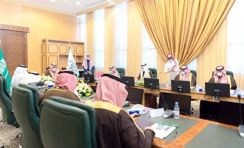 



أمير الباحة خلال ترؤسه الاجتماع.