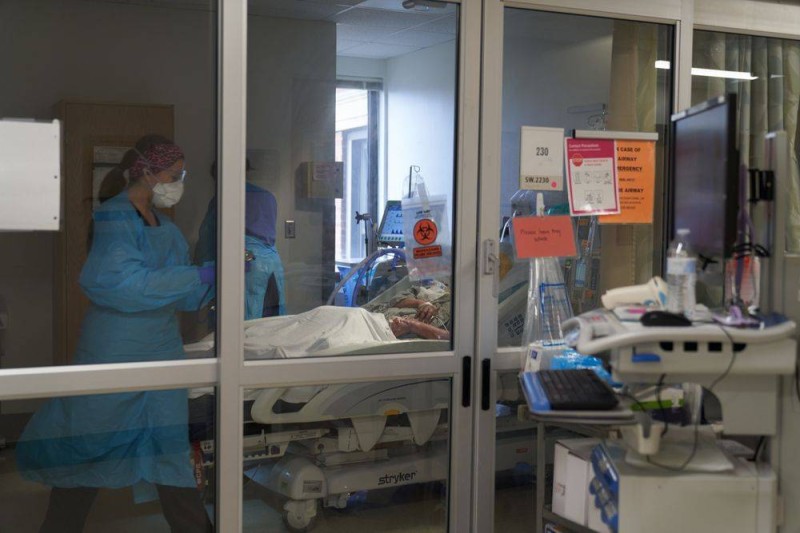 



كادران صحيان يقومان بالعناية بمريض بوحدة العناية 
المكثفة بمستشفى جامعة ماساسشوسيتس. (وكالات)