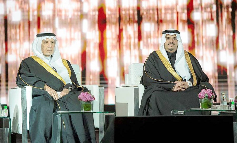 



الأمير خالد الفيصل والأمير محمد بن عبدالرحمن في حفل توزيع الجوائز على الفائزين.