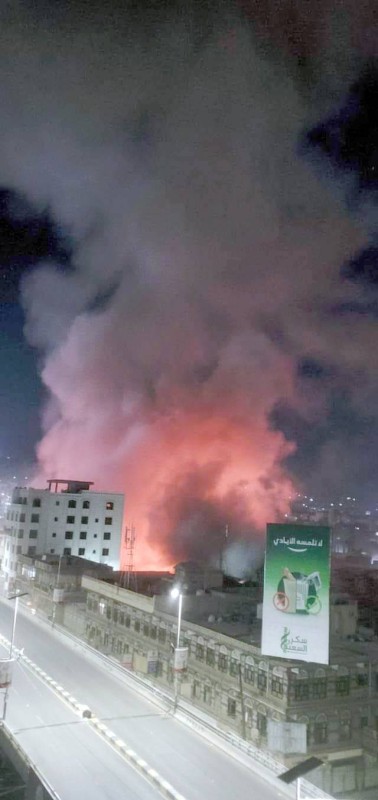 



النيران تشتعل في مخازن أسلحة المليشيا في صنعاء.