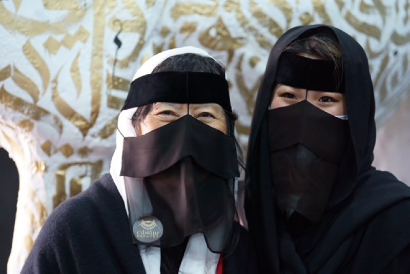 سائحة كورية وعمتها ترتديان البرقع وتبديان إعجابهما بزي المرأة السعودية