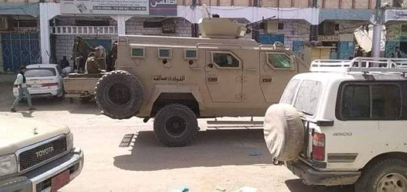 قوات من الجيش اليمني وسط سوق عسيلان بمحافظة شبوة.