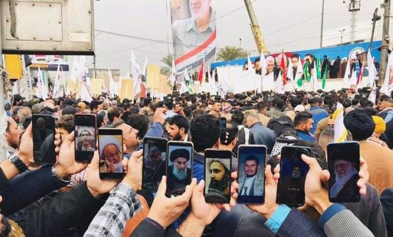 يعرضون صور عبد الملك الحوثي ونصر الله في جوالاتهم ضمن ملالي طهران.