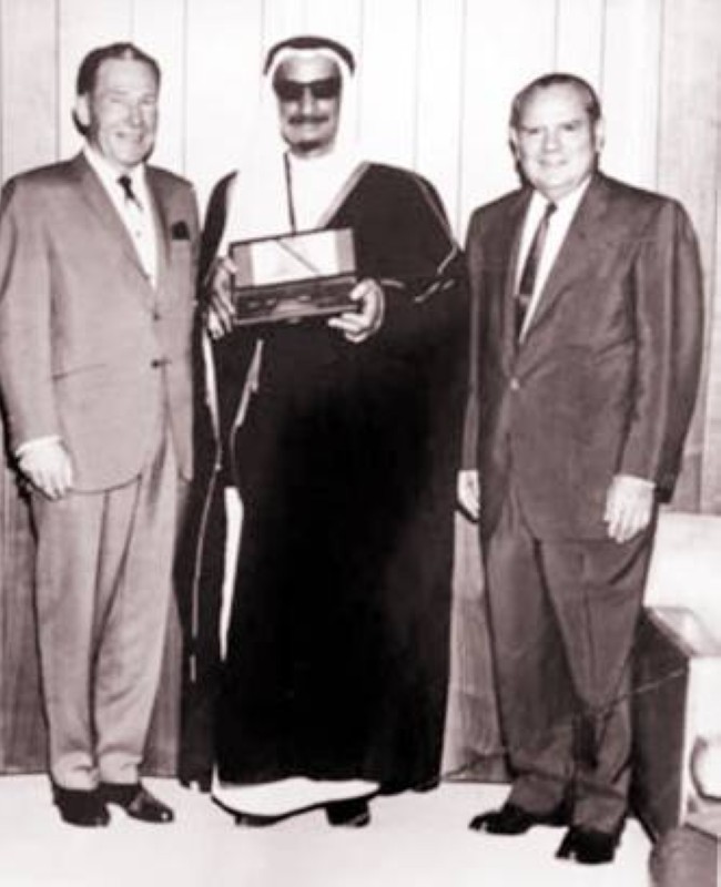



الأمير فهد يتسلم مفتاح مدينة لوس أنجليس من عمدتها.