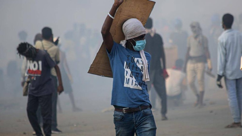 متظاهرون سودانيون في الخرطوم.