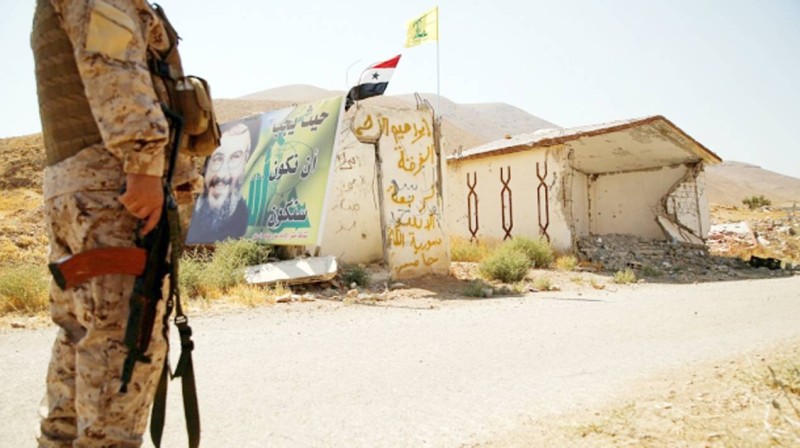 



عنصر من حزب الله يحرس أحد معسكرات الحزب في دمشق.