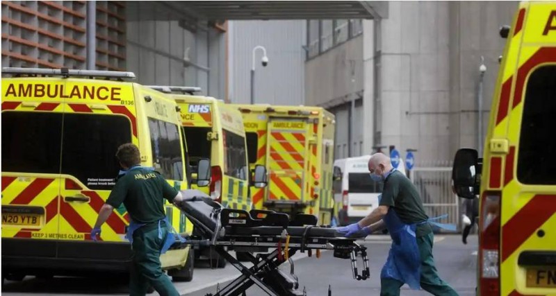 سيارات الإسعاف لا تتوقف عن نقل المرضى لمستشفيات لندن. (وكالات)